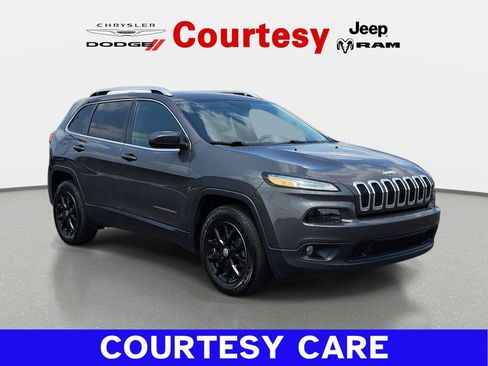 Used 2018 Jeep Cherokee Latitude Plus w/ Cold Weather Group AWD/4WD image 1