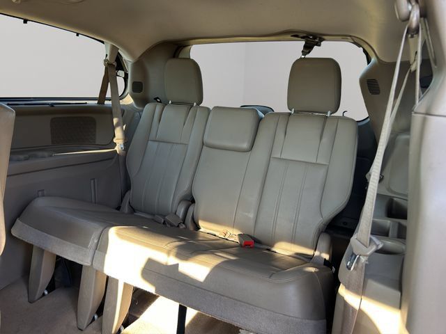 Used 2015 Chrysler Town & Country Touring-L w/ Driver Convenience Group FWD image 17