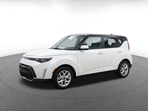 Used 2025 Kia Soul LX w/ LX Technology Package FWD image 3