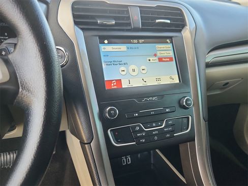 Used 2019 Ford Fusion SE image 24