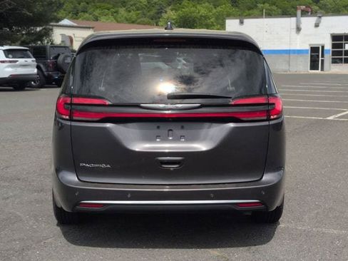 Used 2023 Chrysler Pacifica Touring-L FWD image 7