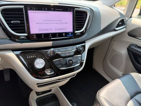 Used 2024 Chrysler Pacifica Touring-L FWD image 30