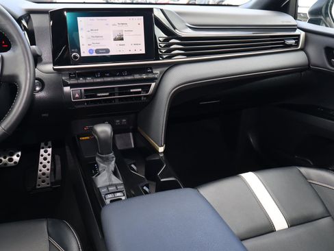 Used 2025 Toyota Camry SE image 11