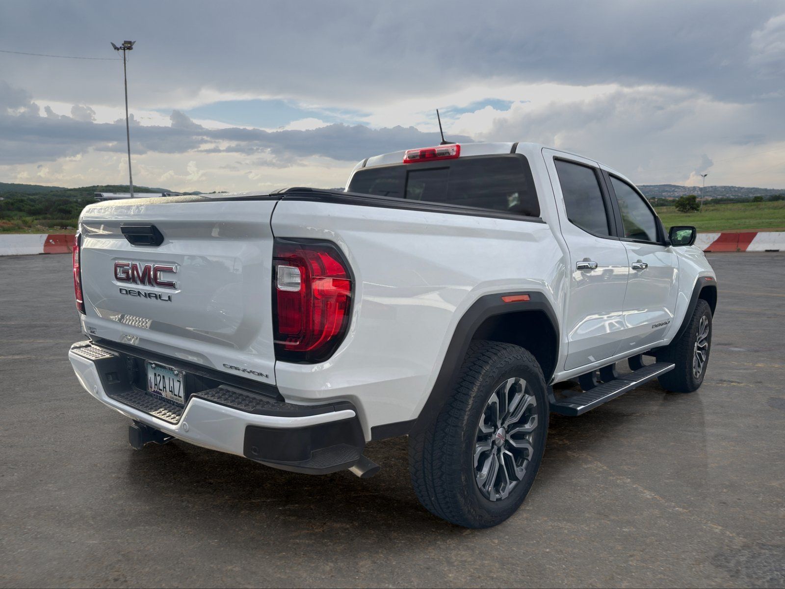 Used 2025 GMC Canyon Denali AWD/4WD image 3