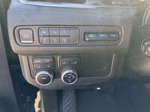 Used 2023 GMC Yukon XL Denali image 32