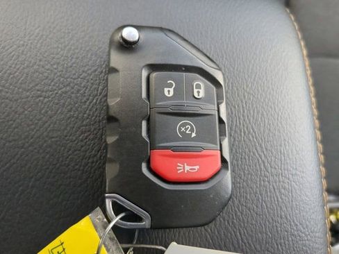 Used 2025 Jeep Wrangler Unlimited Sahara image 29