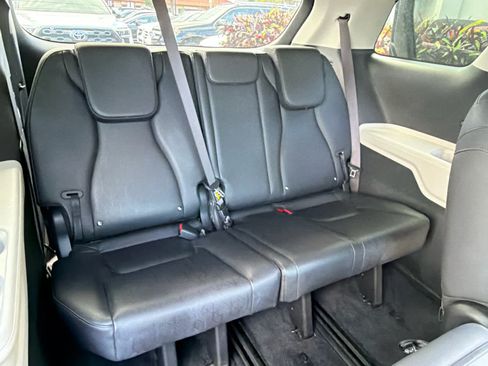Used 2023 Kia Carnival LX FWD image 12
