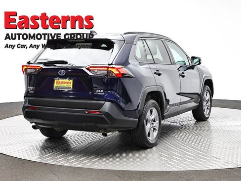 Used 2022 Toyota RAV4 XLE AWD/4WD image 5