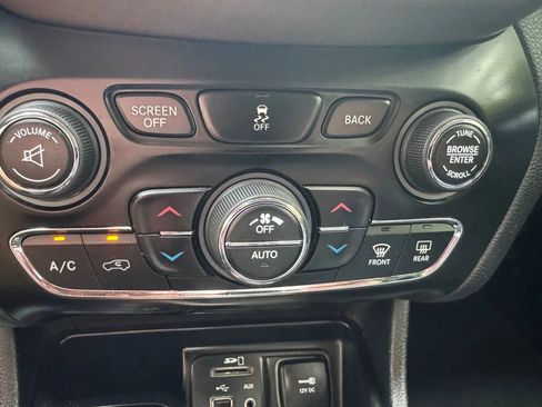 Used 2017 Jeep Cherokee Limited image 25