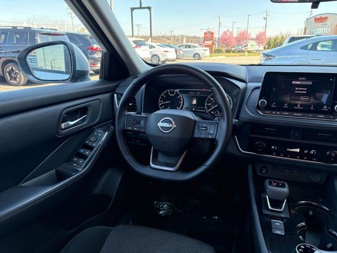 Used 2025 Nissan Rogue SV image 35