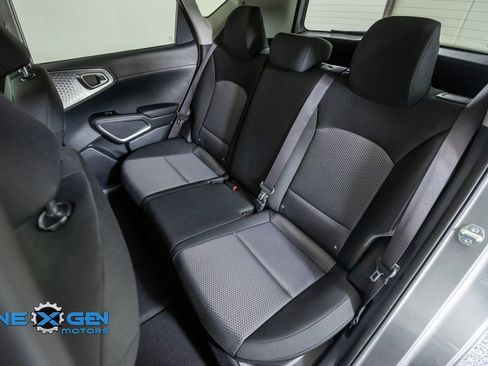 Used 2025 Kia Soul LX w/ LX Technology Package FWD image 31