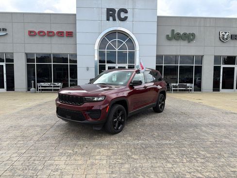 Used 2023 Jeep Grand Cherokee Altitude AWD/4WD image 4
