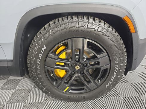 Used 2023 Rivian R1S Adventure image 11