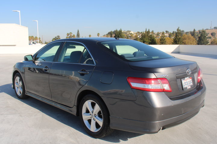 Used 2010 Toyota Camry SE FWD image 5