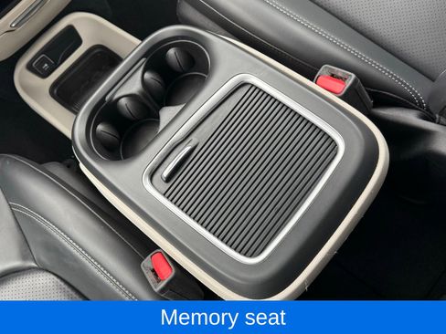 Used 2023 Chrysler Pacifica Touring-L image 28