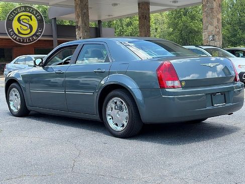 Used 2005 Chrysler 300 Touring RWD image 4