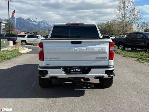Used 2019 Chevrolet Silverado 1500 High Country w/ Technology Package AWD/4WD image 11