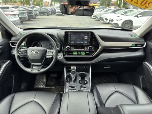 Used 2021 Toyota Highlander XLE AWD/4WD image 30