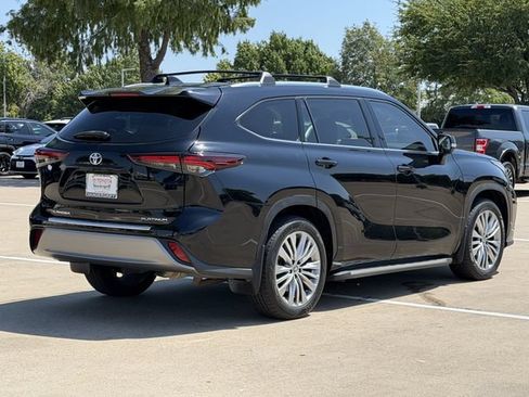Used 2024 Toyota Highlander Platinum FWD image 4