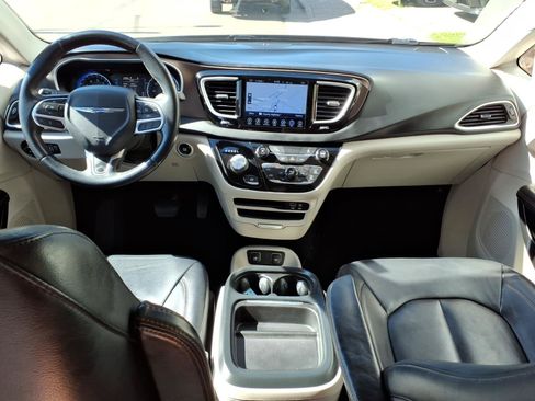 Used 2017 Chrysler Pacifica Touring-L FWD image 11