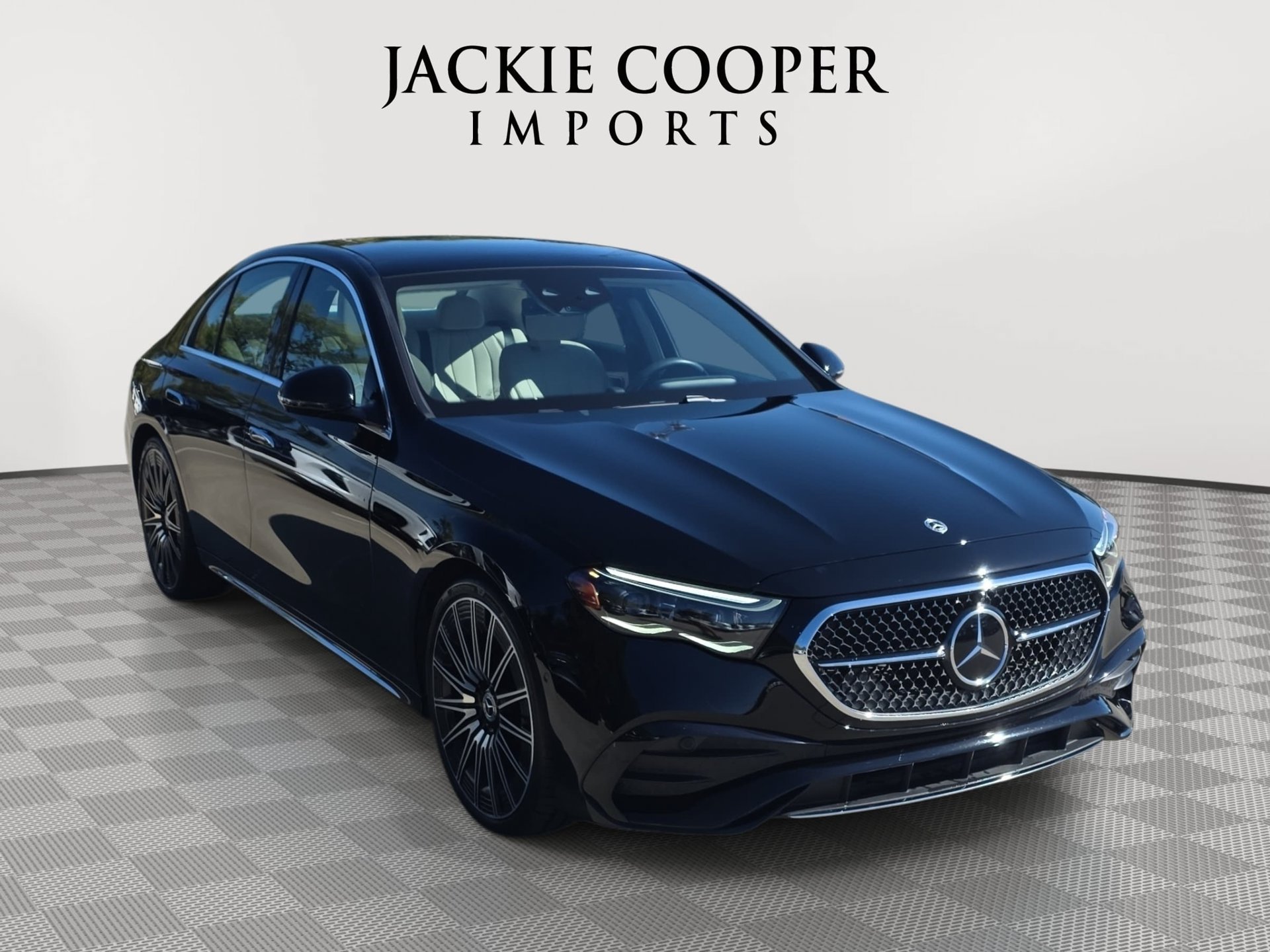 Used 2025 Mercedes-Benz E 350 4MATIC Sedan image 3