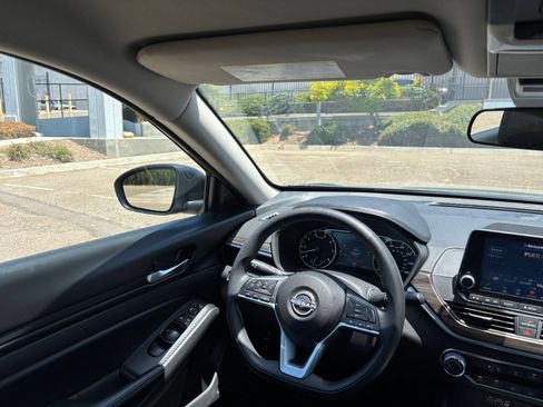 Used 2025 Nissan Altima 2.5 SV FWD image 33