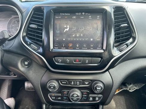 Used 2019 Jeep Cherokee Overland w/ Technology Group AWD/4WD image 15