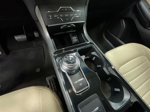 Used 2020 Ford Edge SE FWD image 15