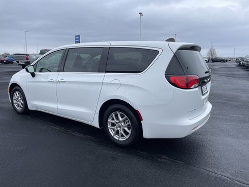 Used 2024 Chrysler Voyager LX image 3