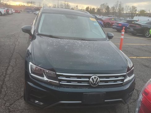 Used 2018 Volkswagen Tiguan SE AWD/4WD image 2