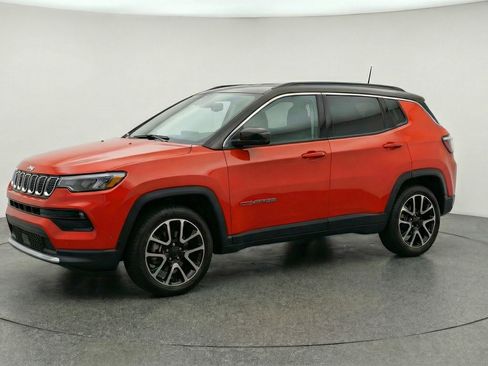 Used 2025 Jeep Compass Trailhawk AWD/4WD image 3