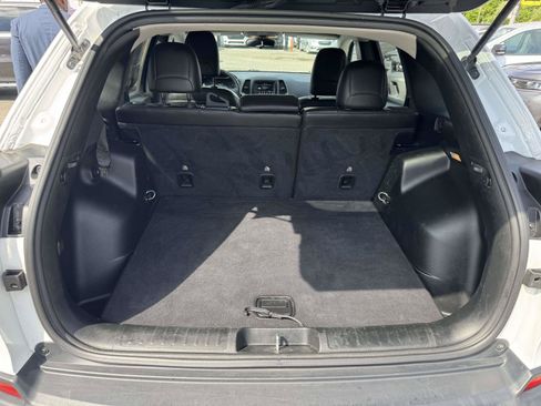 Used 2019 Jeep Cherokee Latitude Plus w/ Cold Weather Group AWD/4WD image 15