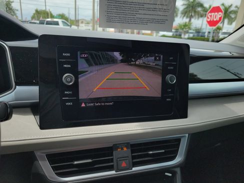 Certified 2025 Volkswagen Taos SE FWD image 27