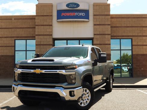 Used 2024 Chevrolet Silverado 2500 LT AWD/4WD image 2