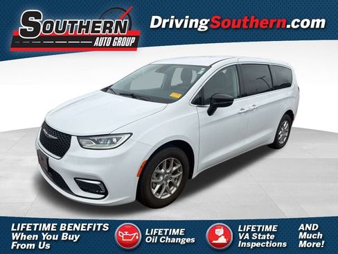 Used 2024 Chrysler Pacifica Touring-L image 1