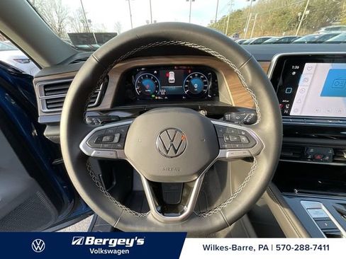 Certified 2025 Volkswagen Atlas SE AWD/4WD image 8