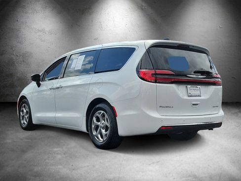 Used 2024 Chrysler Pacifica Limited FWD image 4