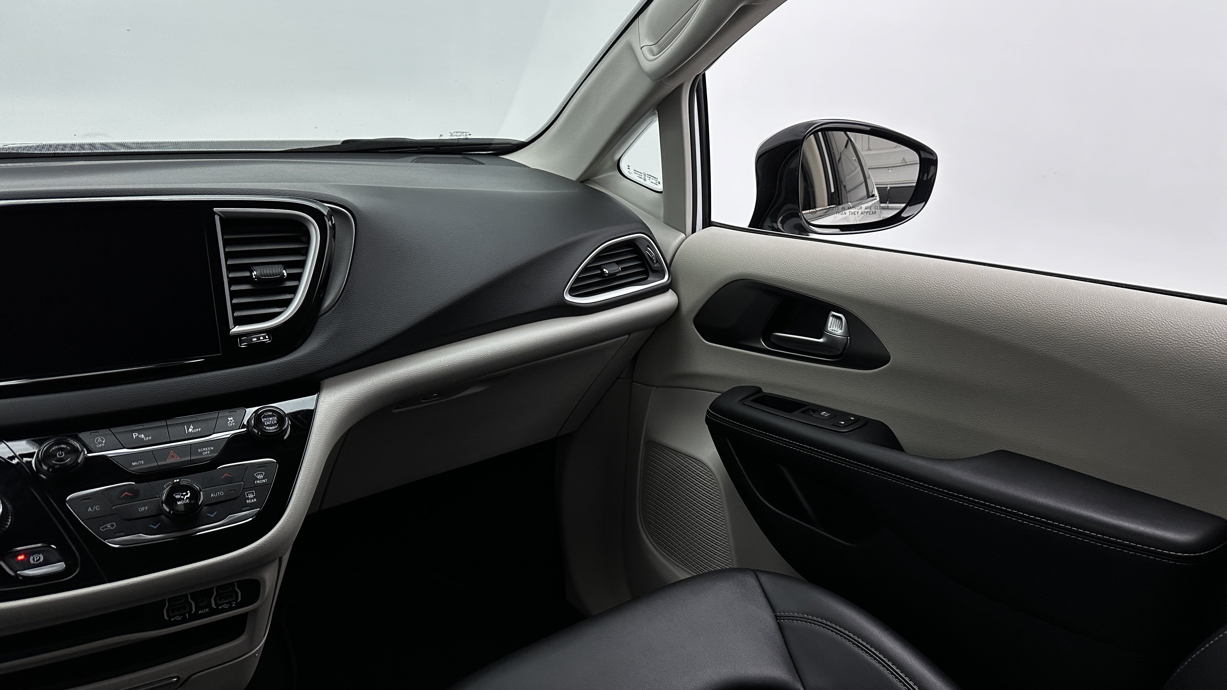 Used 2024 Chrysler Pacifica Touring-L FWD image 26
