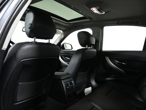 Used 2018 BMW 320i xDrive Sedan w/ Convenience Package image 32