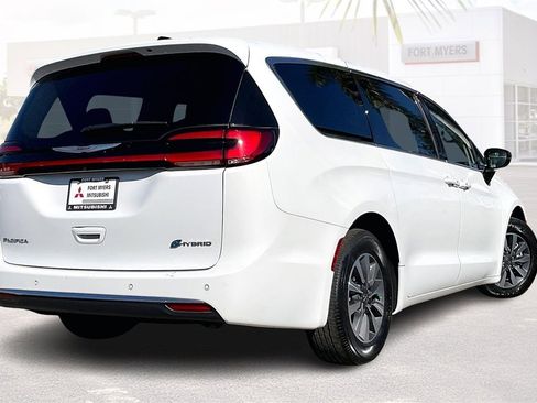 Used 2024 Chrysler Pacifica Select image 36