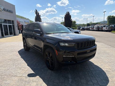Used 2023 Jeep Grand Cherokee L Limited w/ Black Appearance Package AWD/4WD image 2