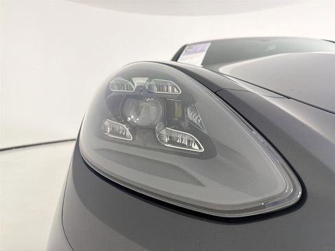 Used 2022 Porsche Panamera Platinum Edition image 28