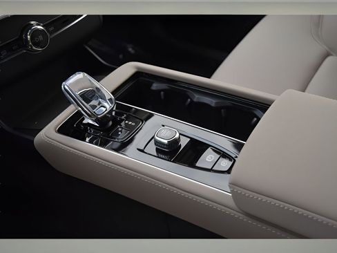 New 2026 Volvo XC90 B5 Plus w/ Protection Package Premier AWD/4WD image 36
