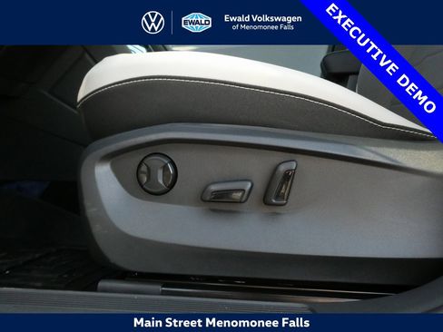 New 2025 Volkswagen Taos SE image 8