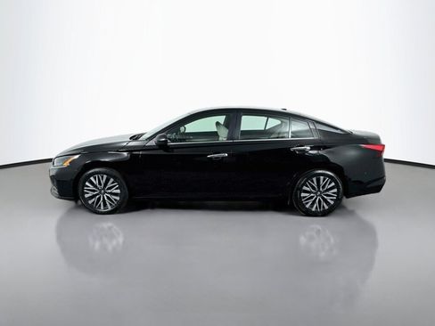 Used 2025 Nissan Altima 2.5 SV FWD image 2