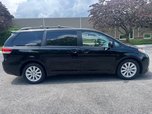 Used 2014 Toyota Sienna LE AWD/4WD image 2
