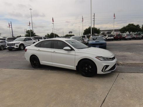 Used 2025 Volkswagen Jetta SE FWD image 7