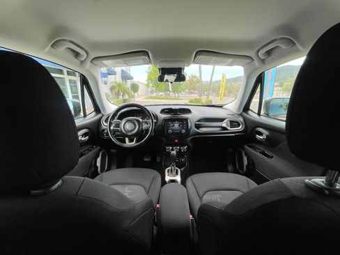 Used 2017 Jeep Renegade Latitude FWD image 13