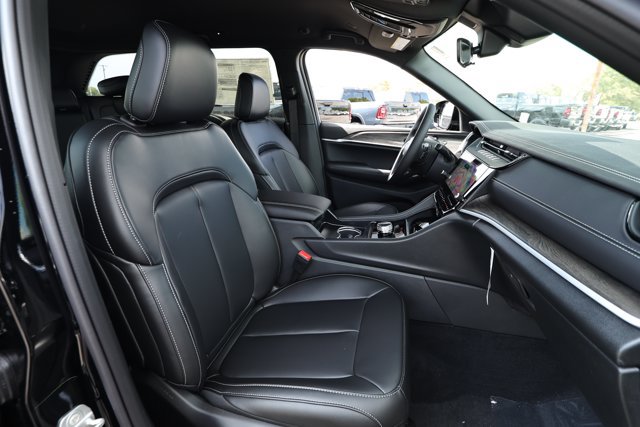 New 2027 Jeep Grand Cherokee Limited RWD image 29
