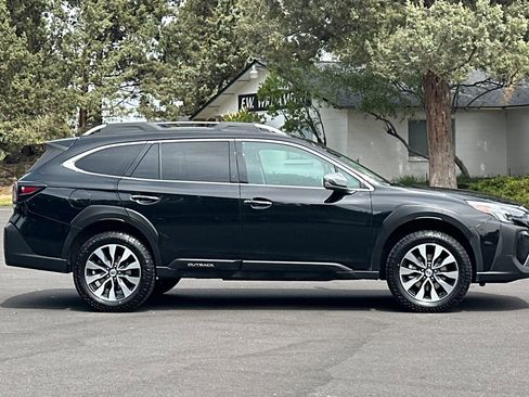 Used 2023 Subaru Outback Touring AWD/4WD image 3